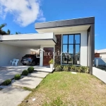 Bela casa á venda, 160 metros do mar, com piscina dispõe de 3 dormitórios, sendo um suíte.