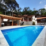 Casa térrea com piscina em condomínio na Serra da Cantareira.