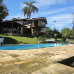 Casa em condomínio na Serra da Cantareira com chalépara hóspedes.