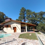 Casa Térrea na Serra da Cantareira, 3 suítes, piscina.