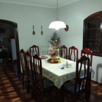 SOBRADO NO TREMEMBÉ COM 4 DORMITÓRIOS (2 SUÍTES), 5 BANHEIROS, CHURRASQUEIRA E QUINTAL