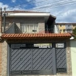 Casa Assobradada com 3 dormitórios sendo 1 suite.