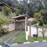 Casa aconchegante em meio a Serra da Cantareira, no loteamento Pq Suíça com 120m de área útil, toda