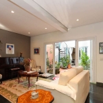 Casa de vila para venda com 4 quartos, sendo 1 suíte, 240m²