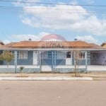 Linda casa com dois quartos e piscina.