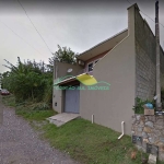 Confortável casa com dois quartos em terreno com duas frentes no Rio Tavares, Florianópolis, SC