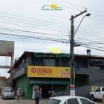 Prédio comercial na principal rua do bairro hoje há um mercado no térreo e uma igreja no piso super