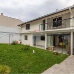 Casa à venda com 3 quartos, 1 suíte, 4 vagas e terreno com 420m² no Orleans, ao lado do Mossunguê, em Curitiba/PR, por R$ 1.198.000,00