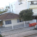 Casa com 5 suítes próxima ao mar na Praia de Canasvieiras. O imóvel possui 5 suítes mobiliadas, sala ampla, copa, cozinha,  vaga para 5 carros.