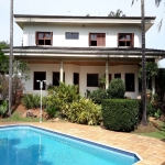 Casa `venda em condomínio, perfeita para quem busca conforto, segurança e tranquilidade. Com 4 quartos, 3 suítes, 3 salas espaçosas,