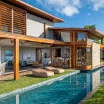 Descubra o requinte à beira-mar com esta deslumbrante casa na Praia do Forte, situada no prestigiado condomínio Piscinas Naturais.