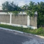 Lote murado de 250 m2 em rua asfaltada, localizado no Loteamento Fonte das Pedras.