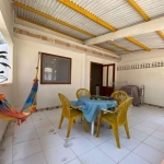 Casa aconchegante com 2 suítes, varanda e garagem,  a apenas 2 minutos da praia do Piruí, a melhor de Arembepe.