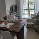 Apartamento, Prainha, com dois dormitórios, sendo uma suíte, sala, piscina.