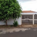 Casa residencial no bairro São Thomaz, na rua principal do bairro, próximo ao supermercado e ao serve festa, localizada na parte alta do bairro.