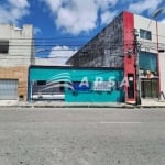 ALUGO CASA AMPLA NO CENTRO, CONSIDERADO UM DOS MELHORES BAIRROS DE FORTALEZA, DISPÕE DE SALA, COZINH