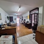 EXCELENTE SALA COMERCIAL NO CENTRO AMPLA E MOBILIADA, CONSTA COM MESAS DE MADEIRAS E CADEIRAS, UMA C