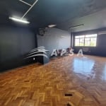 ÓTIMA COBERTURA NO CENTRO, PRÓXIMO AOS ARCOS DA LAPA EXCELENTE LOCALIZAÇÃO. ESSA SALA POSSUI 98M² ES