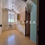 APARTAMENTO DE 2 QUARTOS, EM JACAREPAGUÁ, PARA ALUGUEL. O IMÓVEL POSSUI 56 M² E ESTÁ DIVIDIDO EM SAL