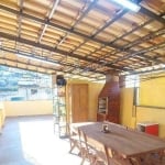 Excelente casa reformada, 2 quartos com suíte ampla, cozinha integrada, amplo terraço com churrasqueira e localização privilegiada próxima ao Centro.