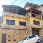 Casa ampla com 7 quartos, 3 suítes, dividida em 3 residências com 3 terraços, vista ampla, garagem. Acesso rápido ao centro. Oportunidade!