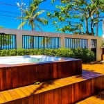 Casa à venda frente ao mar na praia da Enseada em Guarujá.