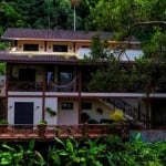 Casa estilo rústica à venda no condomínio Iporanga em Guarujá.