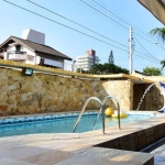 Casa com piscina   Á VENDA na praia da Enseada em Guarujá