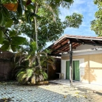 Casa à venda a 50 metros da praia da Enseada em Guarujá