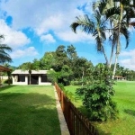 Casa À VENDA com fundos para o Golf Clube Guarujá.