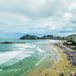 Apartamento a venda pé na areia na Praia de Pitangueiras em Guarujá.