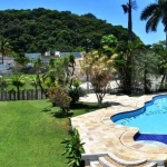 Casa à venda em condomínio fechado na Praia do Pernambuco em Guarujá.