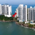 Terreno com vista total e eterna para o mar A VENDA na praia do Guarujá