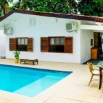 Charmosa casa térrea com piscina À Venda Na Praia De Pernambuco Em Guarujá.