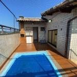 Cobertura duplex, 3 quartos, 2 suítes, piscina e churrasqueira, vazia, 2 vagas. Prédio com lazer completo.