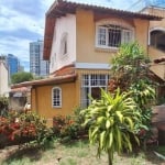 Casa térrea, tipo apartamento, de 4 quartos, 1 suíte, ampla, vista livre, quintal, 1 vaga.