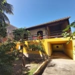 Excelente casa com 4 quartos e quintal.