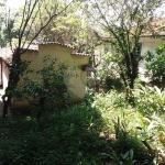 Casa térrea à venda em local tranquilo e arborizado