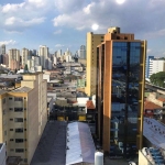 Sala comercial. 300 metros do Metrô. Com móveis e dois banheiros. Andar alto.