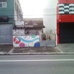 Casa térrea na avenida Engenheiro Caetano Alvares, com 2 entradas/ saídas na rua de trás do imóvel.