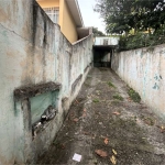 Terreno com uma casa térrea com 3 quartos e 3 vagas de garagem