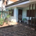 Vende-se casa para ponto comercial.