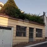 Sobrado amplo com quintal repleto de árvores frutíferas no bairro Santa Terezinha.