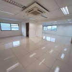 Sala comercial com 83m², 2 banheiros, 2 vagas de garagem, próximo ao Metrô Carandiru e Santana.