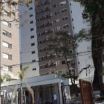 No Sy Condomínio Praça, vendo apartamento de dois dormitórios, suíte, com piso, móveis fixos na cozinha, zona sul de Porto Alegre