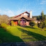 Linda Casa de Condomínio em Madeira de Lei