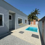 Linda casa linear com 3 quartos, área gourmet, piscina e churrasqueira, na quadra da praia à venda, 80 m² - Enseada das Gaivotas - Rio das Ostras/RJ