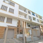 Apartamento segundo andar com 2 suítes, living para 2 ambientes, cozinha americana, área de serviço, despensa e banho social, silencioso e ventilado, condomínio enxuto, sem elevador, próximo do Colégi