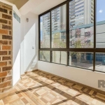 Apartamento à venda localizado na Rua Comendador Rodolfo Gomes, no bairro Menino Deus em Porto Alegre. Este imóvel conta com área construída de 135m², oferecendo 4 quartos, sendo 4 suítes, 1 banheiro 