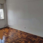 Apartamento de 1 dormitório a venda no Bairro Cidade Baixa.&lt;BR&gt;Apartamento de 01 dormitório , piso em parquet , cozinha americana ,banho social , vista panorâmica elevador , fundos , sol norte .